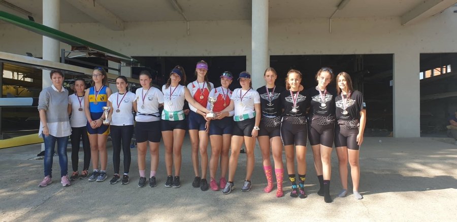 Read more about the article VESLAČI SMEDEREVA SA DEVET POSADA U ČURUGU